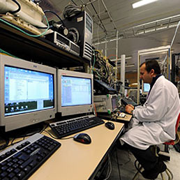 Un operatore al lavoro nei laboratori di ricerca di Alcatel Lucent