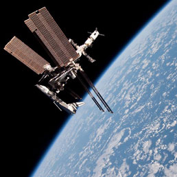 la Stazione Spaziale Internazionale, con attaccato lo Space Shuttle della missione STS134, fotografata dalla Soyuz russa in allontanamento