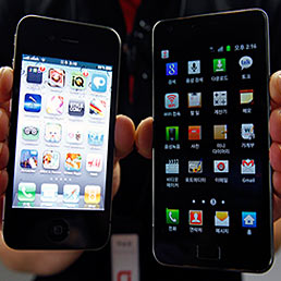 Samsung chiede il bando di iPhone 4S dall'Italia e dalla Francia per violazione dei brevetti. Nella foto l'iPhone 4 (a sinistra) e il Samsung Galaxy S II (Reuters)