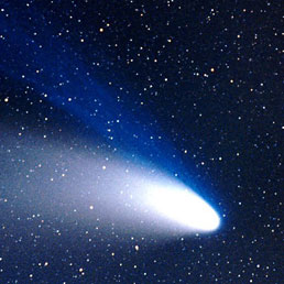 Una bella immagine della cometa Hale Bopp, visibile nei nostri cieli nel 1997, con le due code che si estendevano per diecine di milioni di chilometri