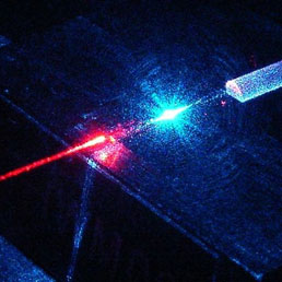 Guida d'onda con luce rossa in entrata e luce blu in uscita (per cortesia dell'Università di Trento e Fondazione Bruno Kessler)