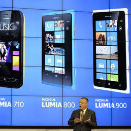 Il CEO di Nokia, Stephen Elop al mwc di Barcellona (Afp)