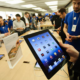 Venduti tre milioni di nuovi iPad. Nella foto i clienti provano il nuovo iPad 3 nell'Apple Store di Toronto (Reuters)