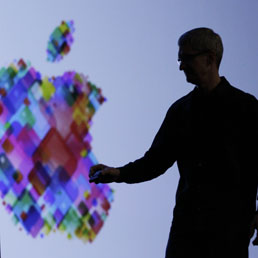 Tim Cook sul palco del Moscone Center di San Francisco