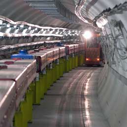 Uno dei tunnel del grande acceleratore di particelle LHC del CERN , a Ginevra, dove vengono prodotti i neutrini.