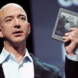 Amazon prepara uno smartphone per fare concorrenza all'iPhone (e fa razzia di brevetti). Nella foto Jeff Bezos che presenta il lettore Kindle (Ansa)