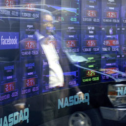 Facebook ha perso metà del valore in Borsa. E c'è chi chiede la testa di Zuckerberg
