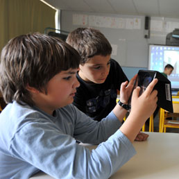 Basta zaini, la scuola olandese diventa digitale nel nome di Steve Jobs. In classe solo con iPad - Commenta