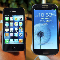 Apple iPhone 4s (a sinistra) e il Samsung Galaxy S III (Afp)