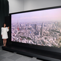 Panasonic, plasma 145 pollici 8k