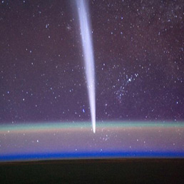 Una stupenda immagine della cometa Lovejoy passata nel 2011 all'emisfero Sud. La ripresa particolare è dalla Stazione Spaziale Internazionale