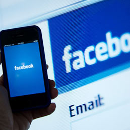Facebook raggiunge un miliardo di utenti. La doppia sfida: ricavi ed espansione ad Est (Afp)