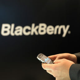 BlackBerry valuta l'abbandono della Borsa per tornare in mani private  