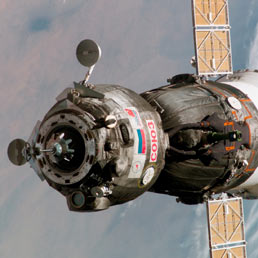 Una capsula Soyuz, la TMA 6, in volo