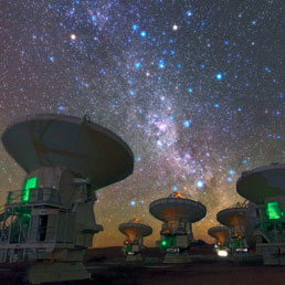 Una suggestiva immagine di Alma di notte , sullo sfondo la Via Lattea
