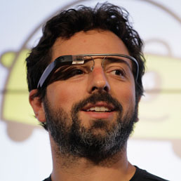 Il co-fondatore di Google, Sergey Brin, indossa i Google Glass (Ap)