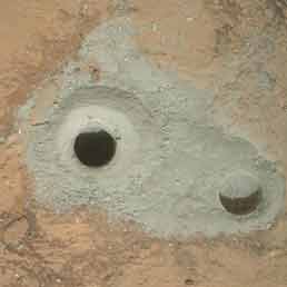 I due buchi sul suolo marziano effettuati dalla sonda Nasa Curiosity grazie al piccolo trapano di cui  dotata.