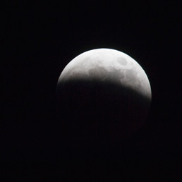 Eclisse lunare parziale (Corbis)