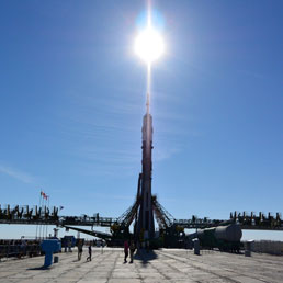 Il razzo vettore Soyuz, alla base spaziale di Baikonur viene portato in posizione di lancio