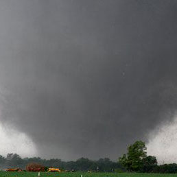 Un'immagine del pauroso tornado che ha investito i sobborghi di Oklahoma City, Usa, ieri alle 15.26 ora locale