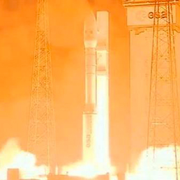 Sono le 4.06 or italiana del 7 maggio, il lanciatore europeo Vega si stacca dal suolo nella base Esa di Kourou, Guayana Francese.