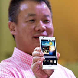 David Wei, presidente di Huawei Sud Pacifico, mostra Ascend telefono P6 (Afp)