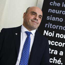 Il professor Angelo Vesvovi durante il convegno SLA: Obiettivo Vita. (Ansa)