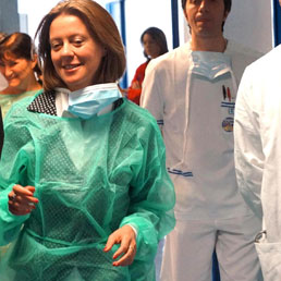 Il ministro della salute Beatrice Lorenzin al reparto di oncoematologia dell'Ospedale Pediatrico Bambino Gesù (Ansa)