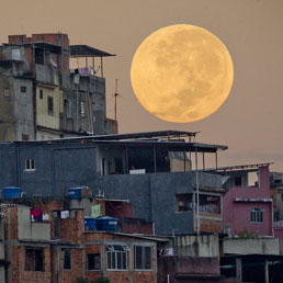 La "Superluna" 2012 sopra Rio del Janeiro