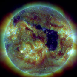 Immagine del Sole ottenuta a fine maggio dal satellite Sdo di Nasa. Si vede perfettamente come una zona scura il "buco" nella corona del Sole. Le dimensioni sono circa mezzo milione di chilometri
