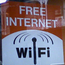 Wi-Fi libero, volàno per il business degli esercizi pubblici