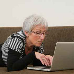 Utilizzo dei social network: Italia batte USA 75 a 72. Nella foto una donna over 60 al pc