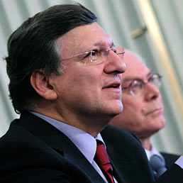 Nella foto in primo piano il presidente della Commissione europea, Josè Manuel Barroso, e il presidente dell'Ue Herman Van Rompuy a Oslo per la consegna del Nobel per la Pace alla Ue (AP Photo)