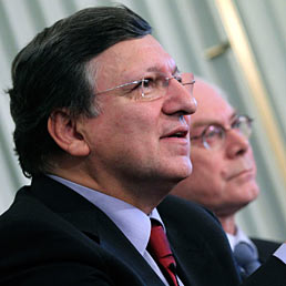 Nella foto in primo piano il presidente della Commissione europea, Jos Manuel Barroso, e il presidente dell'Ue Herman Van Rompuy a Oslo per la consegna del Nobel per la Pace alla Ue (AP Photo)