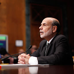 Bernanke al Senato Usa: pronti a proteggere l'economia americana dalla crisi europea. Nella foto il numero uno della banca centrale americana, Ben Bernanke, nel corso dell'audizione al Senato degli Stati Uniti (Reuters)