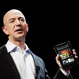 Amazon vara il prestito di ebook per gli utenti di Kindle. Nella foto Jeff Bezos, presidente e CEO di Amazon.com, con il tablet Kindle Fire (AP Photo)