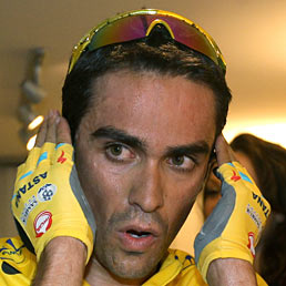 Doping, il Tas sospende Contador per due anni. Perde anche il Tour 2010. Nella foto il ciclista spagnolo durante il Tour de France 2010 (AP Photo)