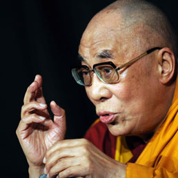 Il Dalai Lama: potrebbe succedermi una donna