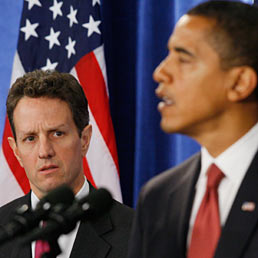 Gli Usa si interrogano su Pechino: svolta reale o solo di facciata?. Nella foto il segretario Usa al Tesoro, Timothy Geithner (a sinistra) a fianco del presidente Barack Obama (AP Photo)