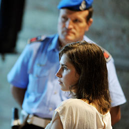 Amanda Knox (nella foto Ansa) e Raffaele Sollecito attendono la sentenza d'appello: a Perugia 400 giornalisti