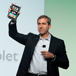 Barnes & Noble lancia il Nook Tablet. Un altro rivale per l'iPad?. Nella foto William Lynch, Ceo di Barnes & Noble