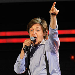 Kisses on the bottom per Paul McCartney che si d allo swing. Nella foto il cantante inglese durante l'esibizione ai Grammy Awards a Los Angeles (Reuters)