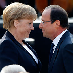 Nella foto la cancelliera tedesca, Angela Merkel, e il presidente francese, Francois Hollande, a Ludwigsburg alla celebrazione dei 50 anni del discorso di Charles de Gaulle (AP Photo)