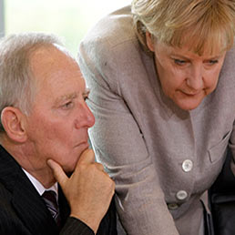 Ritratto di Wolfgang Schauble, l'uomo sulla sedia a rotelle che tiene in piedi l'Europa. Nella foto il cancelliere tedesco Angela Merkel (a destra) con il ministro delle Finanze Wolfgang Schuble (AP Photo)