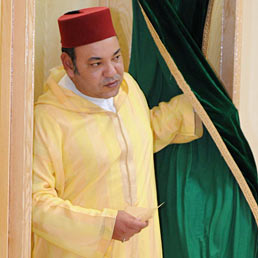 Il Marocco al voto per dire sì o no alla Costituzione di Mohammed VI. Nella foto re Mohammed VI mentre lascia la cabina elettorale al termine del voto per il referendum sulla carta costituzionale (AFP Photo)
