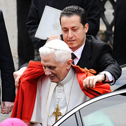 Nella foto il maggiordomo del Papa, Paolo Gabriele, con Benedetto XVI (Ansa)