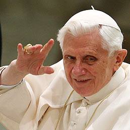 Papa Benedetto XVI durante la preghiera dell'Angelus di ieri (Reuters)