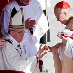 Il cardinale decano, Angelo Sodano, consegna a Papa Francesco l'anello del pescatore (Reuters)