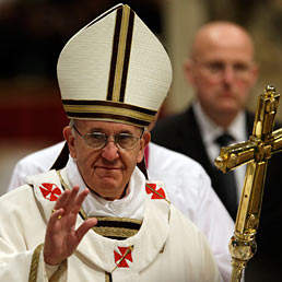 Nella foto Papa Francesco durante la Santa Messa Crismale che segna l'inizio delle celebrazioni pasquali (AP Photo)