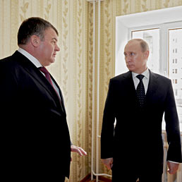 Nella foto il ministro della Difesa russo, Anatolij Serdjukov (a sinistra), con il presidente Valdimir Putin (AFP Photo)